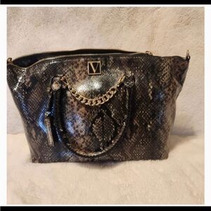 Sleek Black Shoulder Bag with Timeless Elegance